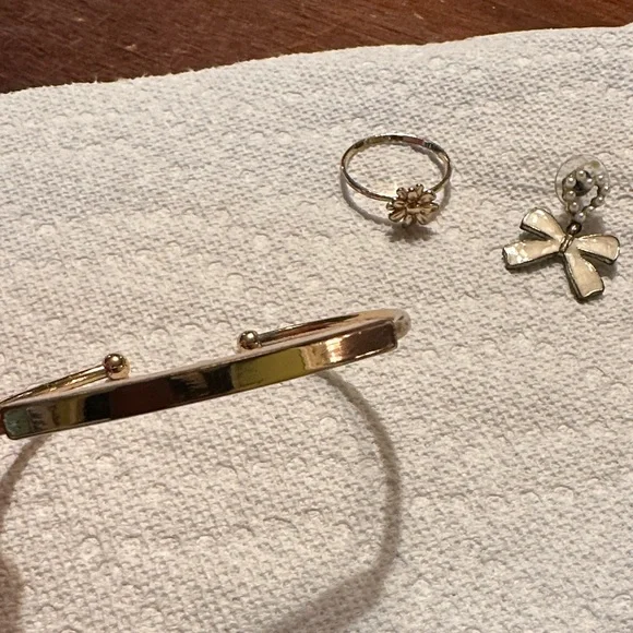 Elegant Gold Bracelet, Ring, and Earrings Set - Picture 6 of 13